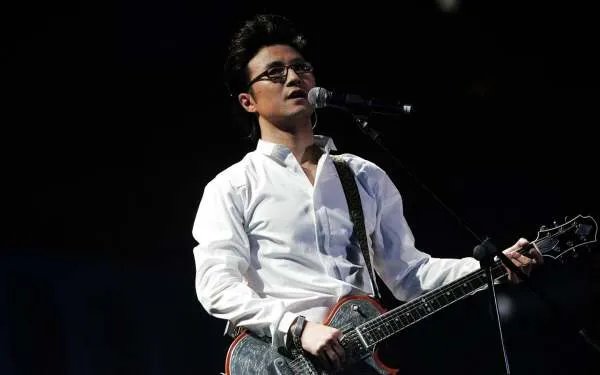 多希望你明白我就在你身旁是什么歌