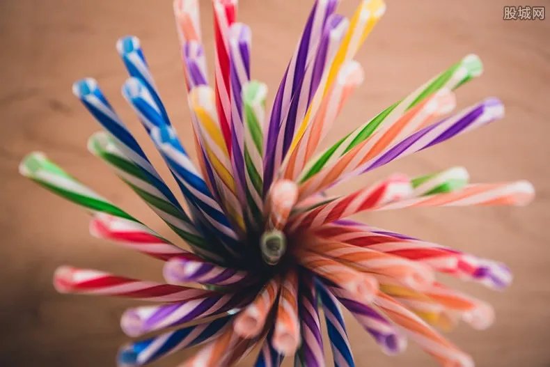 塑料吸管年底禁用 违规使用将处以一万至十万元的罚款