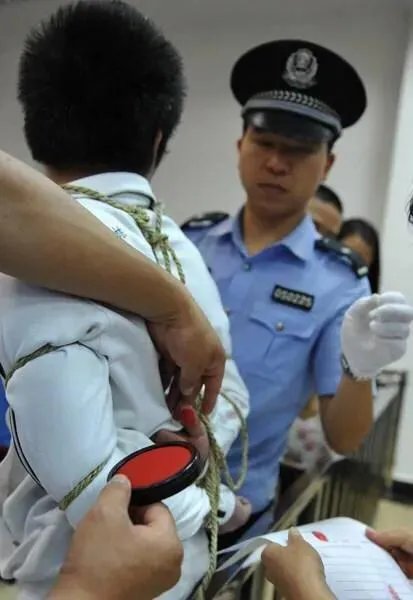 死刑犯被枪毙时，为什么要张开嘴巴？