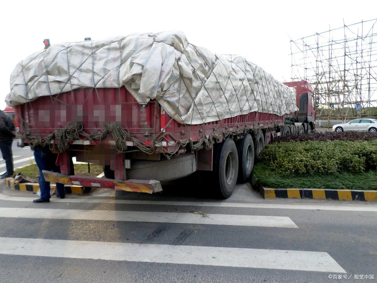 江苏宜兴发生中巴车与货车相撞事故，悲剧发生的原因是什么？