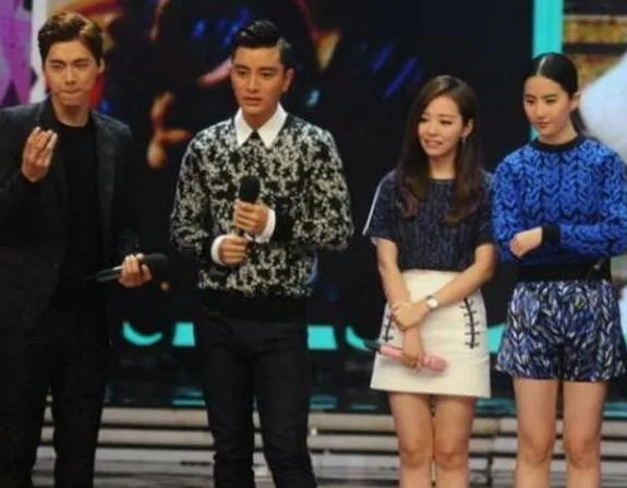 快乐大本营贾乃亮李小璐落泪 乃爸不慎遭女儿馨爷嫌弃