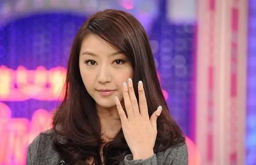 凌潇肃老婆唐一菲整容了吗 唐一菲的旧照和现在差距大