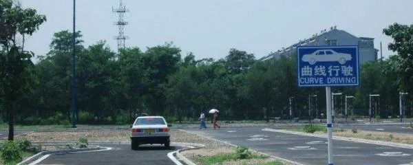 科二曲线行驶怎么看点打方向盘视频科目二侧方停车