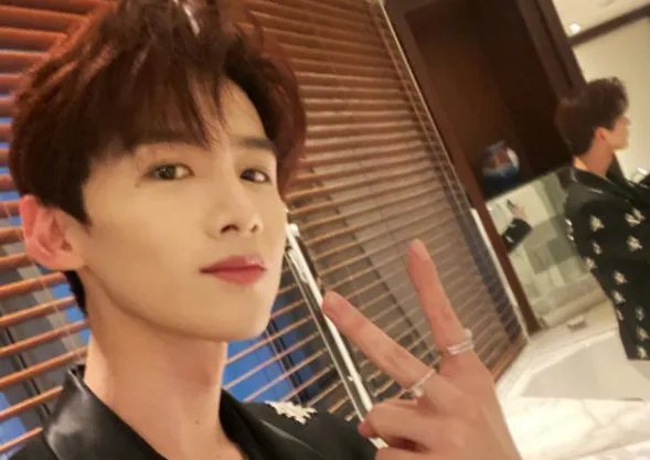 倪妮话剧演出好友送花，只有白敬亭画风不一样，他到底送的什么呢？