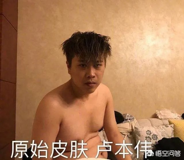 如何看待卢本伟仅一条微博就上热搜，比LPL的热度还高？网友表示复活甲好了？