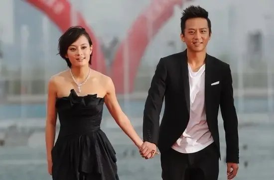 网友偶遇邓超孙俪拍摄新片,他们俩人是因戏结缘吗?