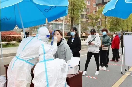 多地核酸检测采购项目终止，这意味着什么呢？疫情防控将走向何方？