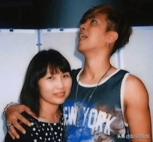 “罗志祥和女化妆师”后续，往日合照被扒出，这是在开玩笑吗？