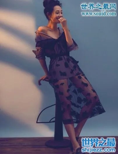 白百何跑男撅屁股图片,被罚用羽毛球狠抽打臀部