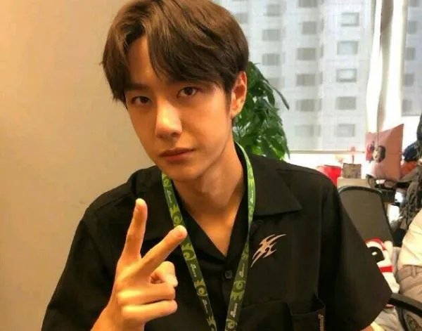 组团去烧王一博裤子是什么梗，为何能登上热搜？