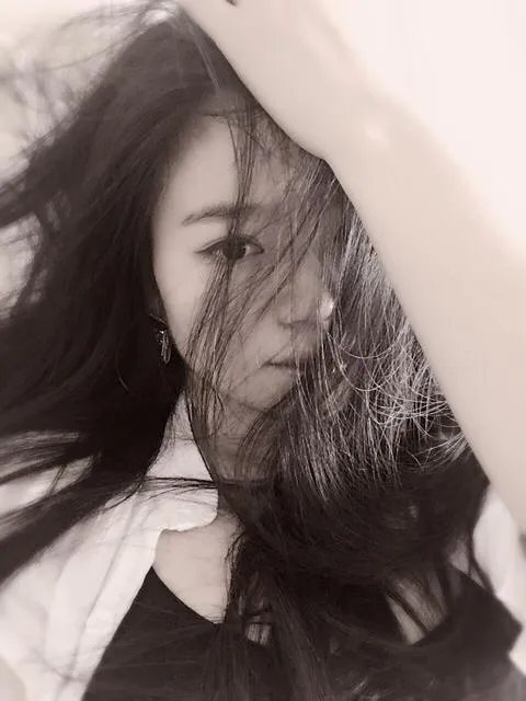 长发高冷女生头像？