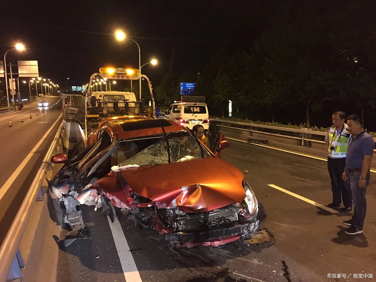 江苏宜兴发生中巴车与货车相撞事故，悲剧发生的原因是什么？