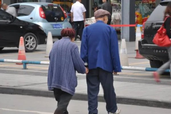 如何看待绿灯为过马路老人多亮了97秒这件事？