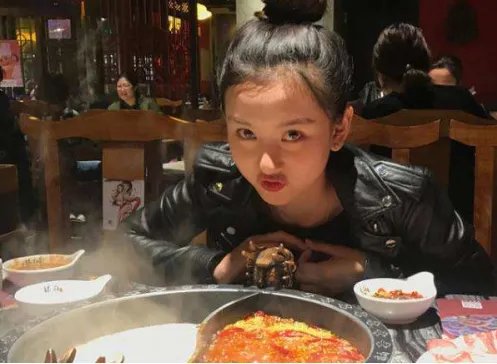 “掉包的速度太快了”，宋祖儿在微博上晒吃螺蛳粉照后为何被这样说？