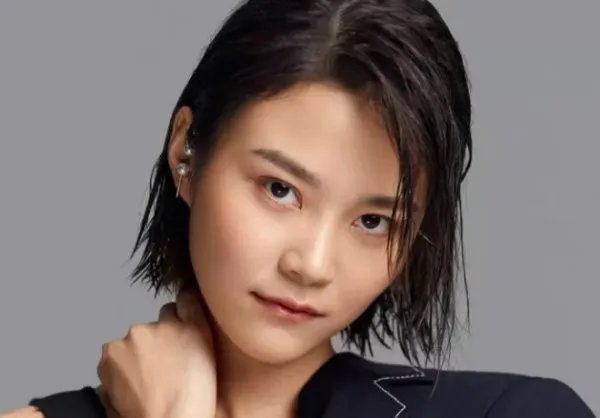 出道16年的岳红女儿，生父是谁现在知道了吗？