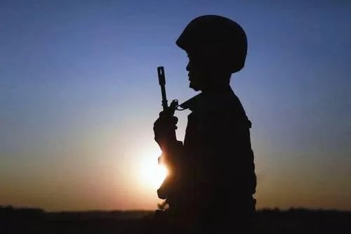 国庆节奶奶偷偷探望执勤孙子，这一幕有没有让你落泪？