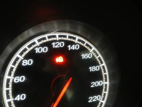 仪表盘显示一辆车被一把锁锁上指示灯是什么意思