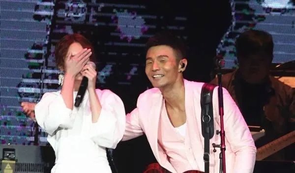 李荣浩和杨丞琳是怎么在一起的？