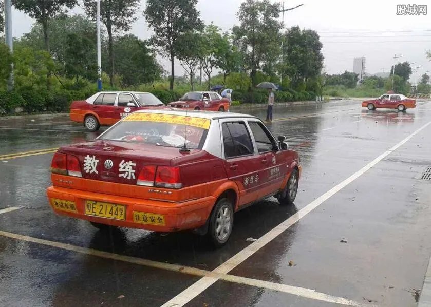 考驾照的价格越来越高 现在学车多少钱？