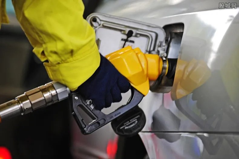 国内油价迎年内第四次上调 车主加满一箱油多花3元