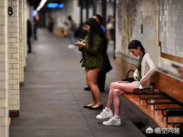 怎样看待地铁无裤日？
