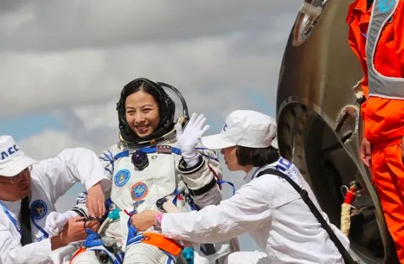 为何航天员返回地球后站不起来?