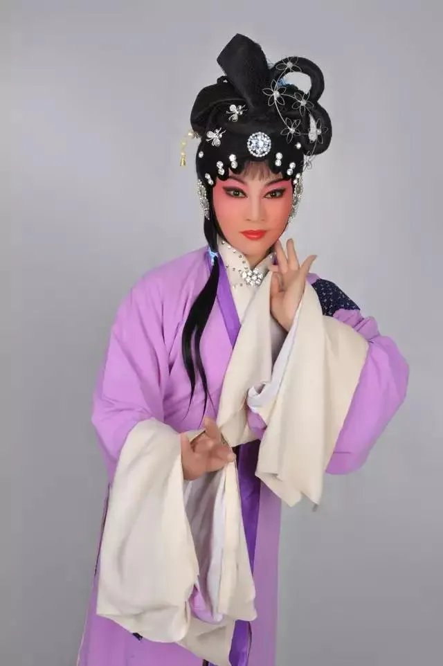 我挂半副联：苏州才子唐伯虎，下联谁来挂？