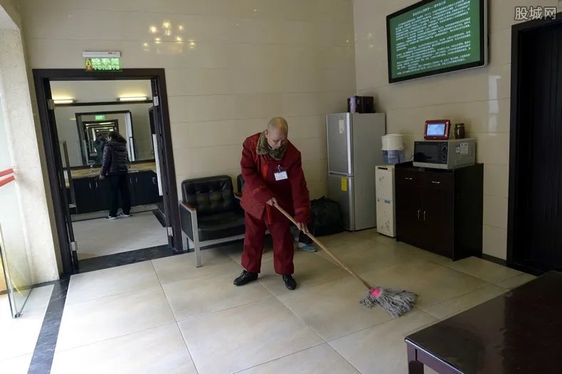 女子鞋被弄脏辱骂保洁 自称鞋子价值两万元