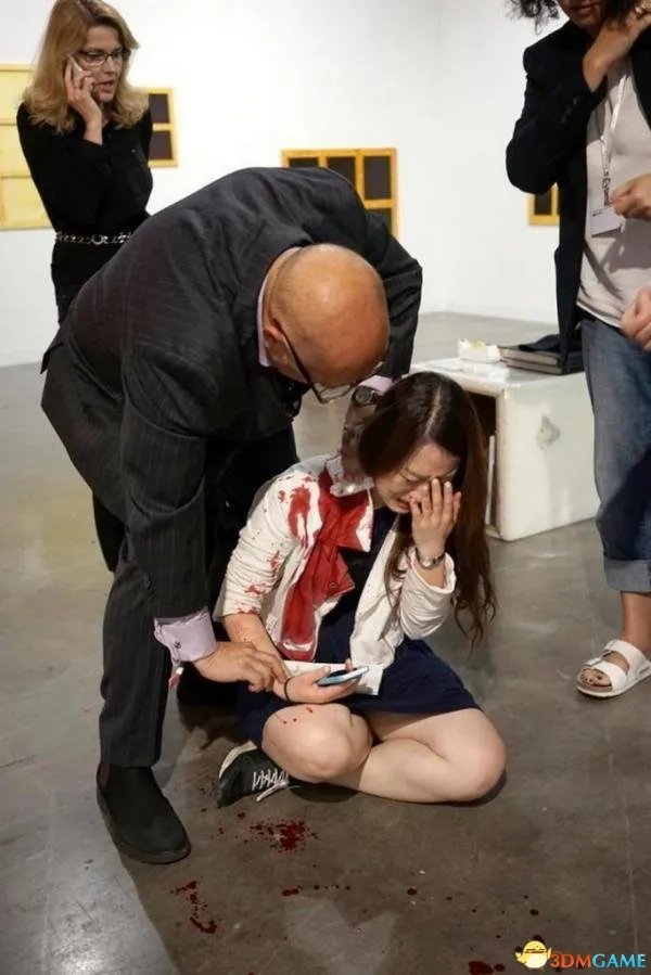 亚裔女子艺术展上被刺 竟被参观者当成行为艺术