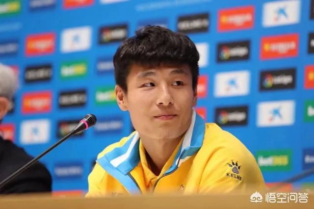 代表中国！武磊每场比赛都背着国足背包，你怎么看？