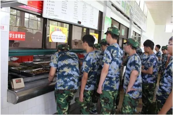 军训教官手抓学生剩饭当场吃掉，教官不卫生吗？