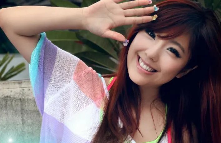 赵奕欢发微博怒怼网友，你认同网友表达的观点吗？