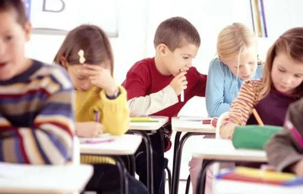 江苏启东3名六年级女生坠楼事件引发关注，该如何教育现在的小孩们？