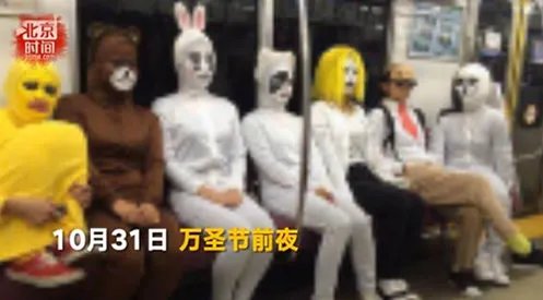 万圣节惊悚妆女孩：打扮诡异看着恐怖吓到大叔了