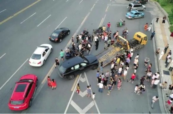 司机吓傻！长安面包车撞劳斯莱斯全责 预估赔偿200万