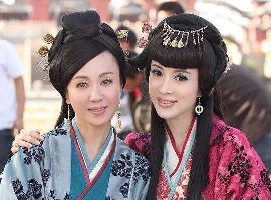 傅艺伟和金巧巧是什么关系：傅艺伟金巧巧对比照太像了