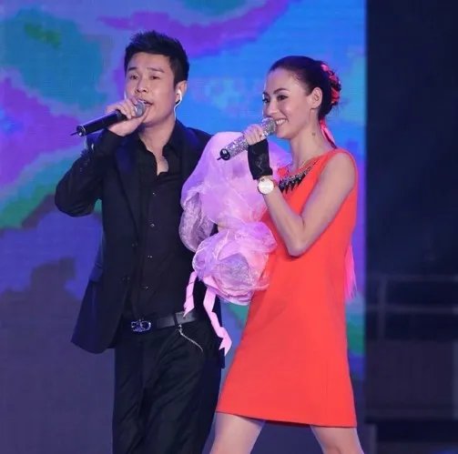 小沈阳张柏芝绯闻是怎么回事 女方酥胸外泄全然不顾