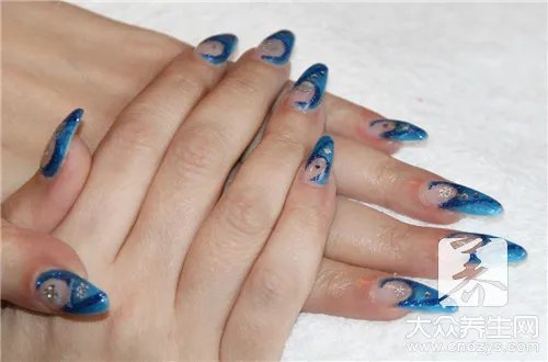 手黑涂什么色显得手白