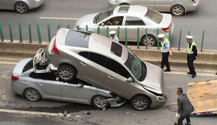 江苏宜兴发生中巴车与货车相撞事故，悲剧发生的原因是什么？