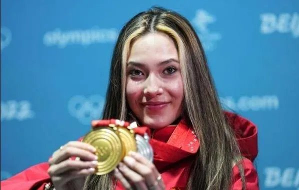 谷爱凌领奖全场高唱歌唱祖国,谷爱凌个人资料简介及家世