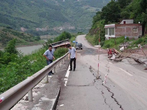 货车侧翻满车iPhone被烧，道路安全隐患到底有多少？