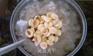 冰糖银耳莲子羹