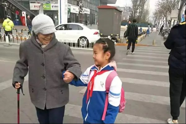 如何看待绿灯为过马路老人多亮了97秒这件事？