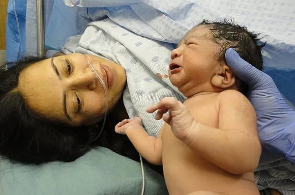 梦见人家生孩子什么意思 梦见人家生孩子预示什么