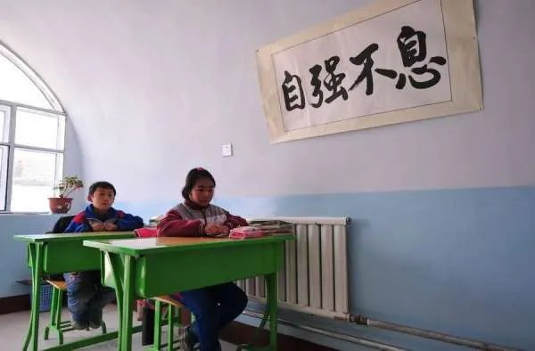 一高中生上课玩手机被退学，此举措是否合理呢？