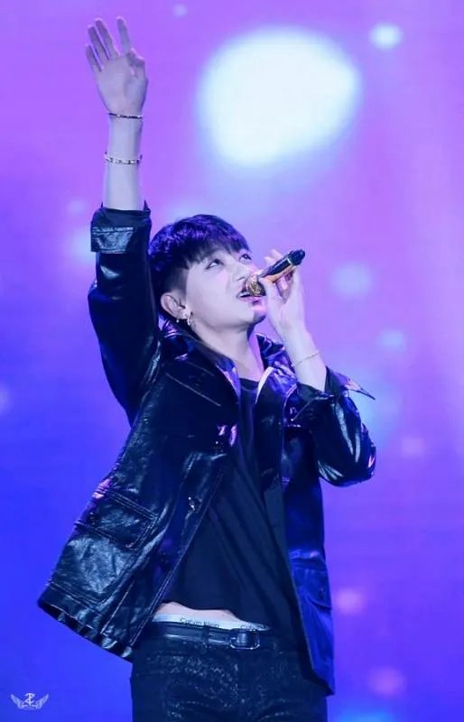 求很多黄子韬的图片