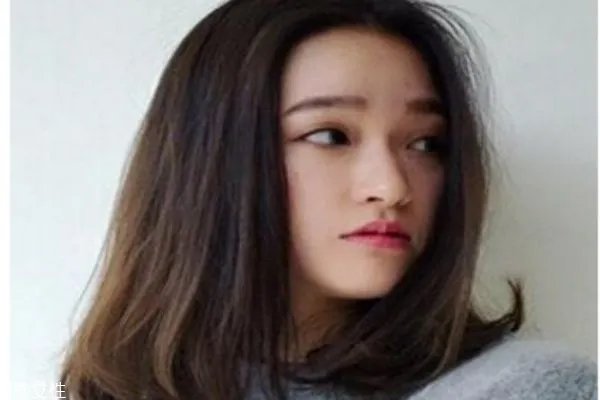 长卷发发型背影图片 学生长卷发发型图片