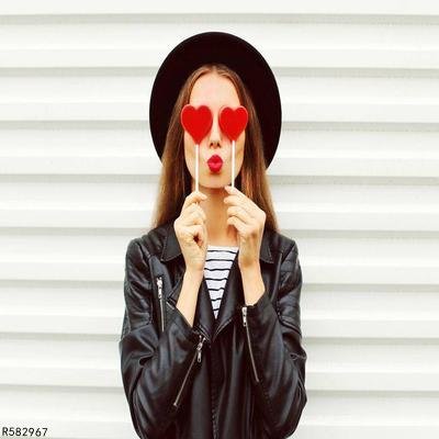 黑色上衣配什么颜色的裤子好看