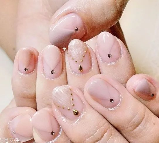 美甲裸粉色款式图片2018 新款裸色美甲图案大全