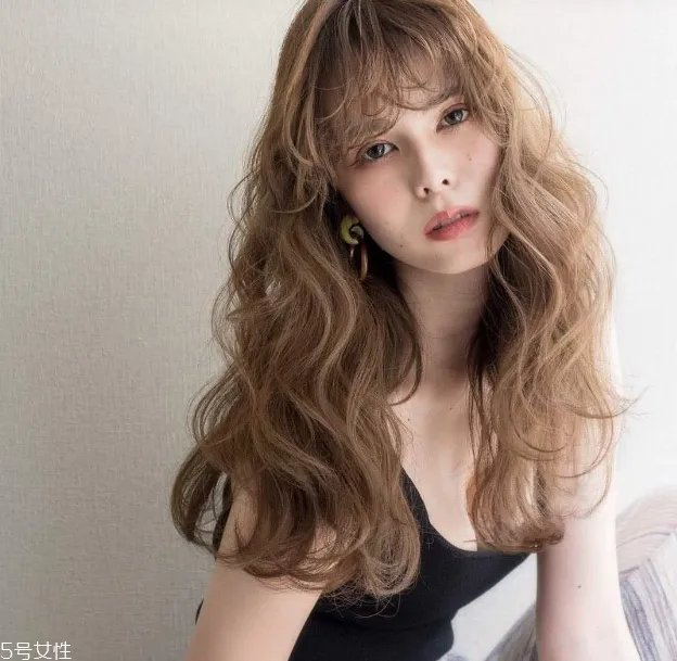 长卷发发型背影图片 学生长卷发发型图片